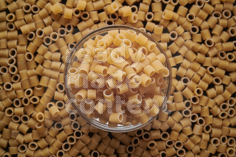 معكرونة خواتم في وعاء زجاجي علي خلفية سوداء