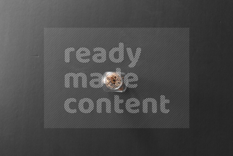 أعواد القرفة في وعاء زجاجي علي خلفية سوداء