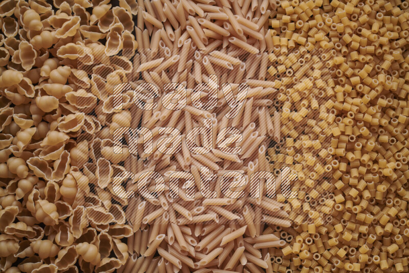 3 انواع معكرونة علي الخلفية كاملة