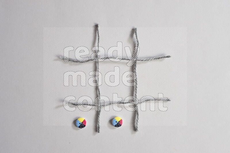 أزرار متعددة اﻷلوان موضوعة علي خلفية رمادية