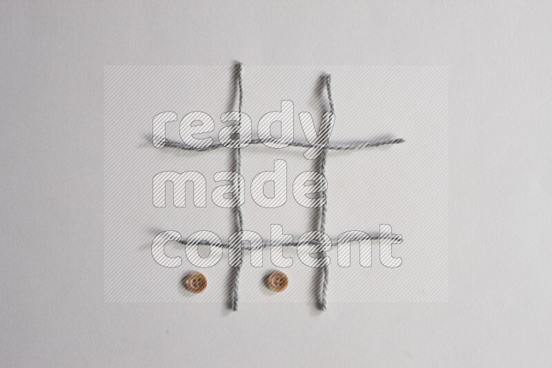 أزرار بنية موضوعة علي خلفية رمادية