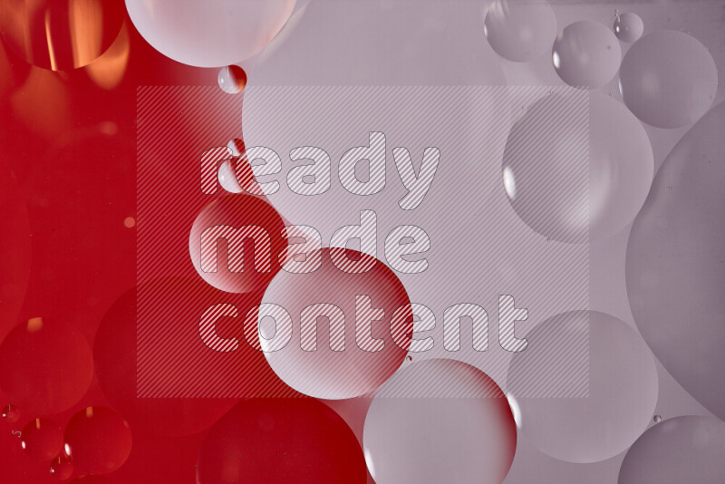 لقطات مقربة لفقاعات من الزيت على سطح الماء باللون الأبيض والأحمر