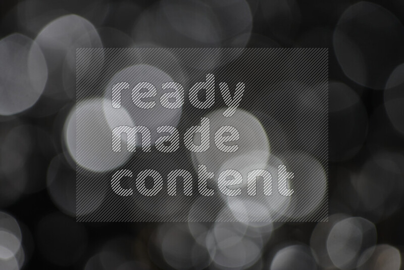 قطع زجاجية فضية لامعة متناثرة على خلفية سوداء