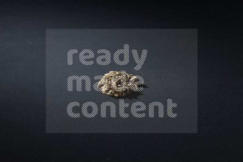 حبوب الهيل في شكل دائري على خلفية سوداء