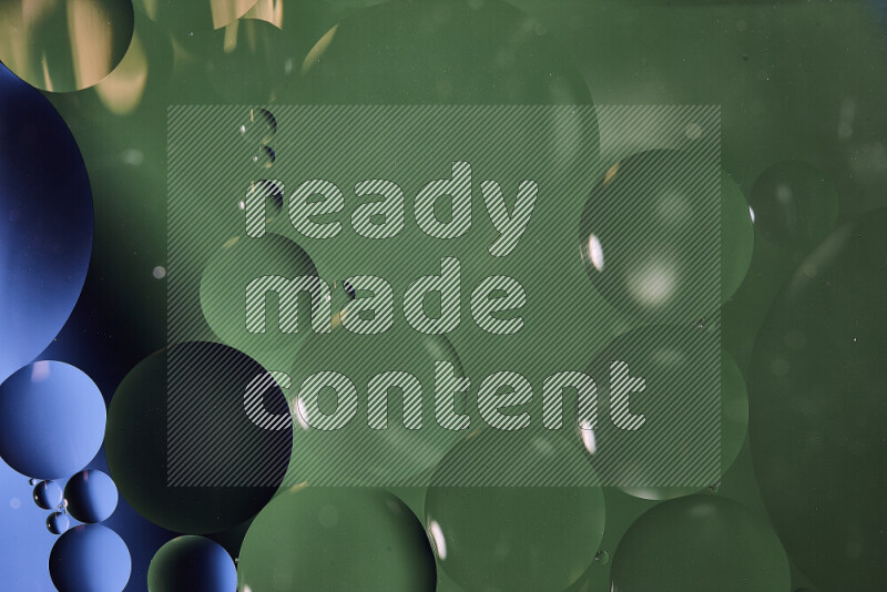 لقطات مقربة لفقاعات من الزيت على سطح الماء باللون الأزرق والأخضر