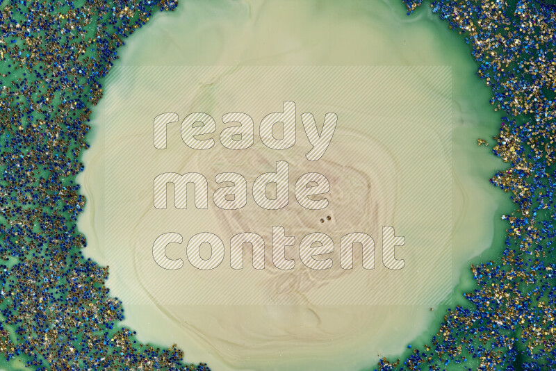 لقطة مقربة لبريق أزرق متلألئ منتشر على خلفية من اللون الأزرق والأخضر في حركات دائرية