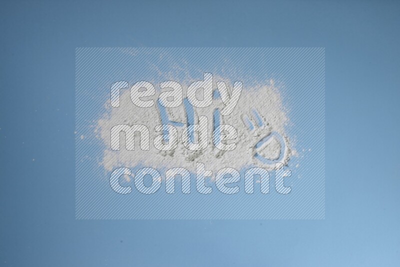 كلمة مكتوبة بمسحوق أبيض على خلفية زرقاء