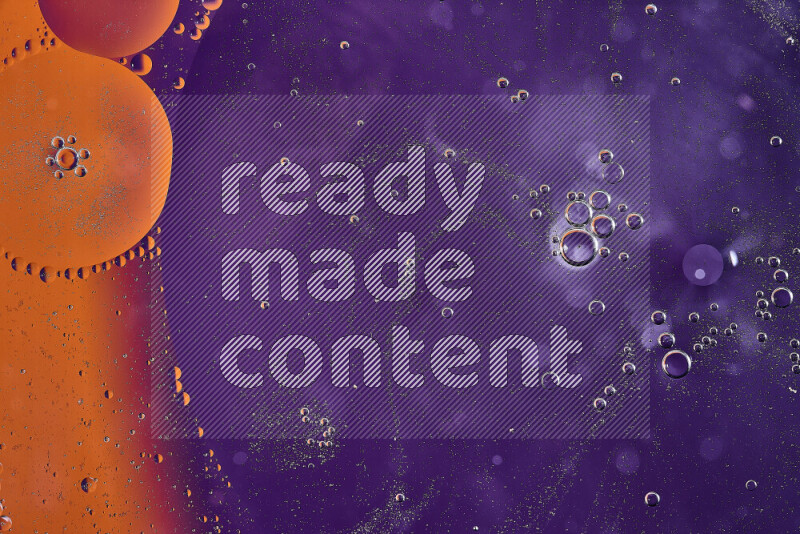 لقطات مقربة لفقاعات من الزيت على سطح الماء باللون البرتقالي والأرجواني