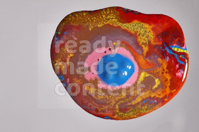 لقطات مقربة لألوان متنوعة تمتزج على خلفية رمادية