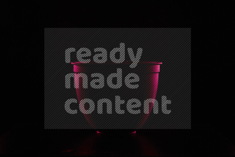 معدات تصوير مع حواف مضيئة ملونة على خلفية سوداء