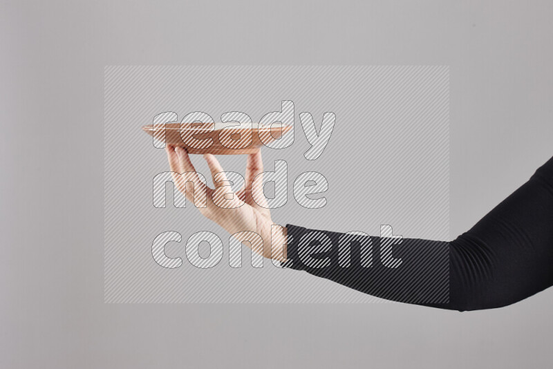 امرأة ترتدي عباءة سوداء تحمل أدوات فخارية مختلفة في أوضاع متعددة