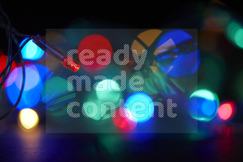 مصابيح ملونة علي خلفية سوداء