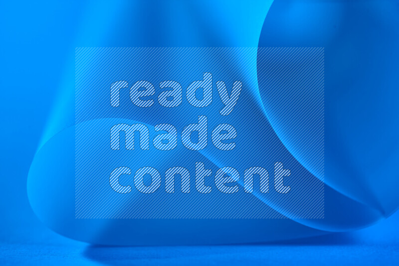 فن تجريدي يعرض منحنيات وتدرجات اللون الأزرق مكونه بضوء ملون