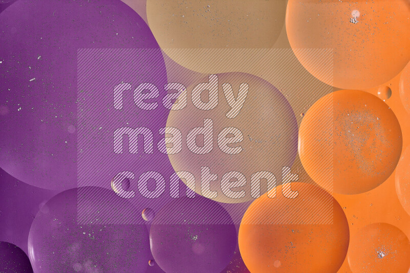 لقطات مقربة لفقاعات من الزيت على سطح الماء باللون البني والبرتقالي والأرجواني