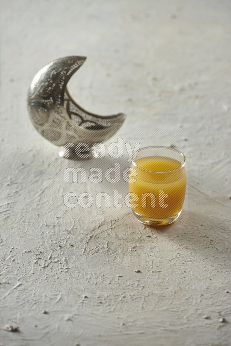 فانوس فضي مع مشروبات مختلفة وتمر ومكسرات وسبحة صلاة وقرآن على خلفية بيضاء