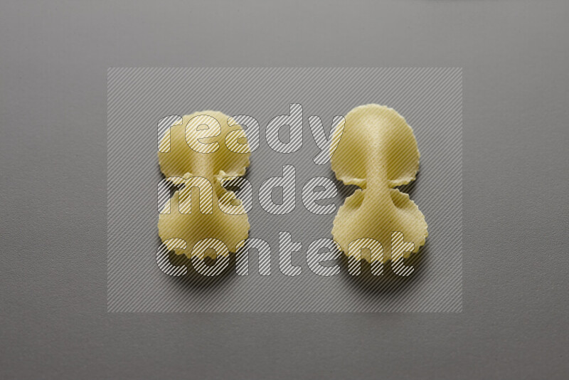 معكرونة فيونكة علي خلفية رمادية