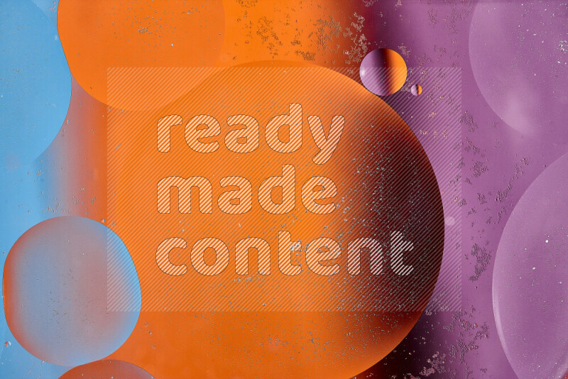 لقطات مقربة لفقاعات من الزيت على سطح الماء باللون الأزرق والبرتقالي والأرجواني