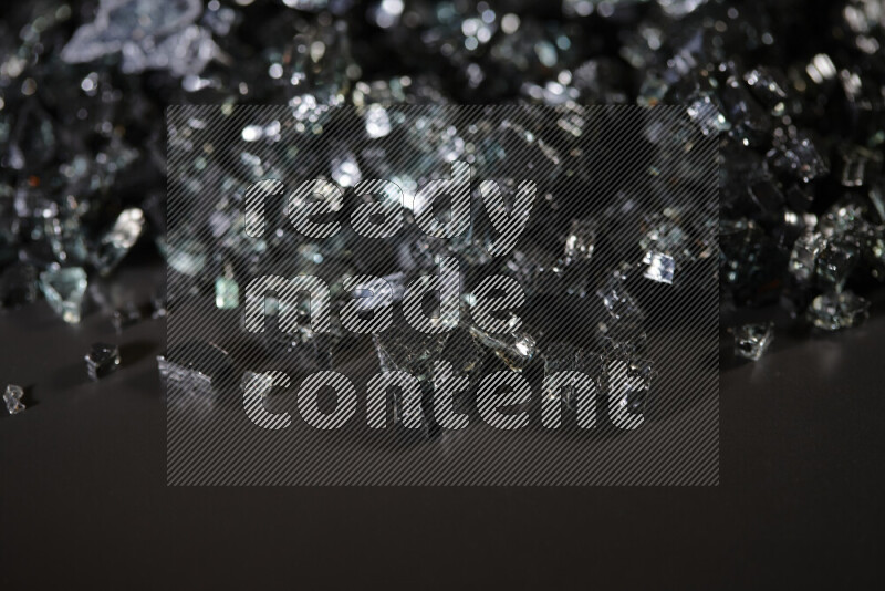 قطع زجاج سوداء شفافة متناثرة على خلفية سوداء