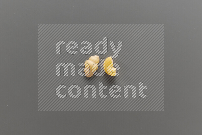 معكرونة قواقع مع أنواع أخري من المعكرونة علي خلفية رمادية