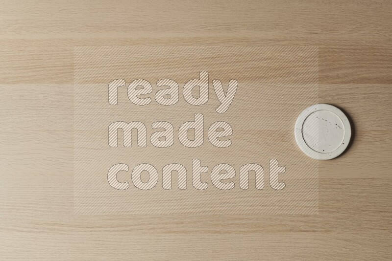 قواعد أكواب فخارية على خلفية خشبية فاتحة