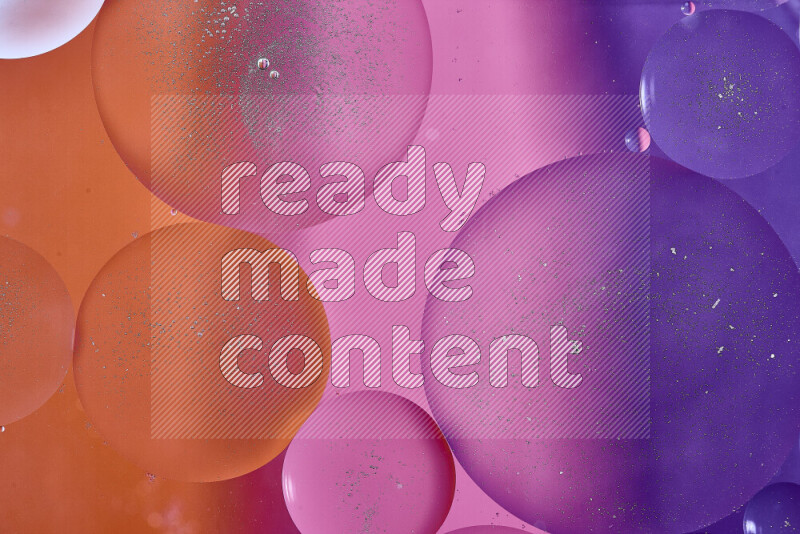 لقطات مقربة لفقاعات من الزيت على سطح الماء باللون الأرجواني والبرتقالي والوردي