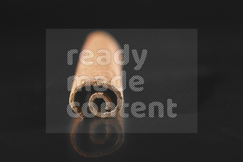 أعواد القرفة على خلفية سوداء