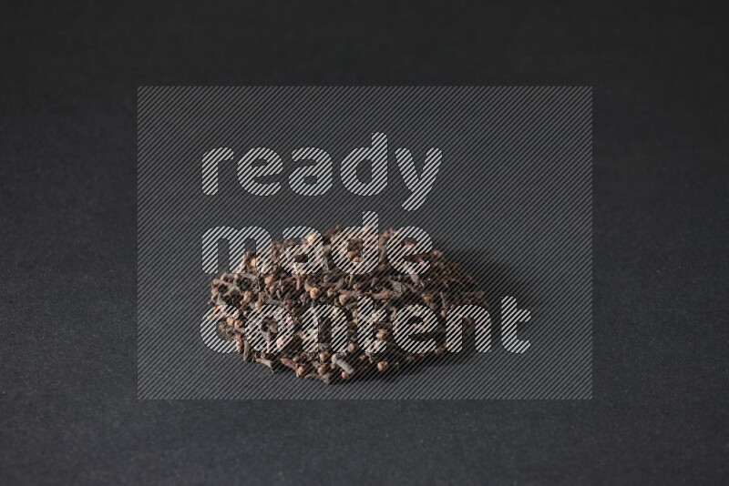 حبوب القرنفل في شكل دائري علي خلفية سوداء