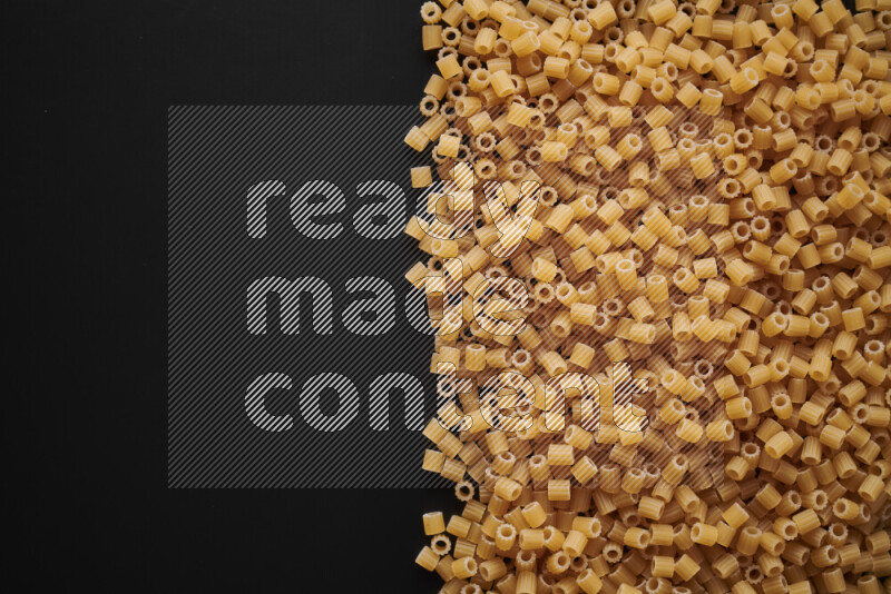 أنواع مختلفة من المعكرونة علي خلفية سوداء