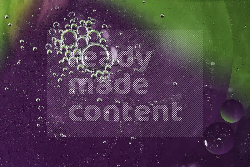 لقطات مقربة لفقاعات من الزيت على سطح الماء باللون الأخضر والأرجواني