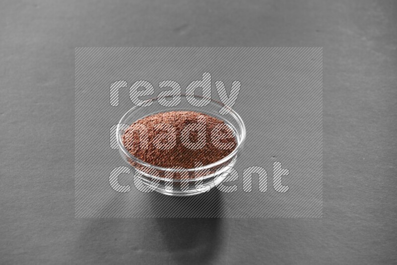 حب الرشاد في وعاء زجاجي علي خلفية سوداء