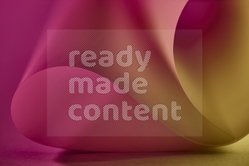 فن تجريدي يعرض منحنيات وتدرجات اللون الذهبي والوردي مكونه بضوء ملون