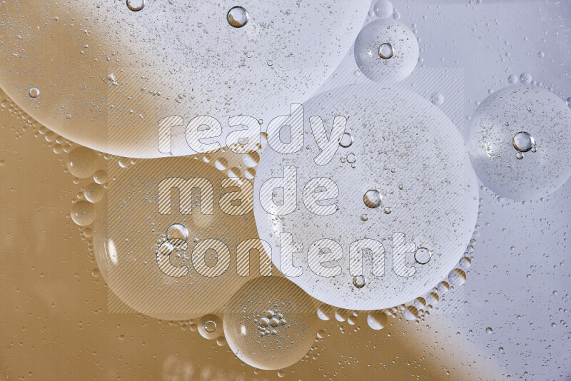 لقطات مقربة لفقاعات من الزيت على سطح الماء باللون الأبيض والبني