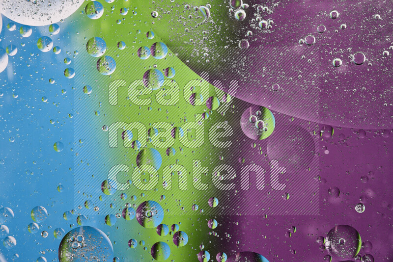 لقطات مقربة لفقاعات من الزيت على سطح الماء باللون الأرجواني والأخضر والأزرق