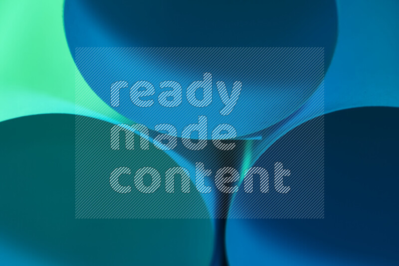 الصورة تعرض فن ورقي تجريدي بأشكال دائرية بدرجات متنوعة من اللون الأخضر والأزرق