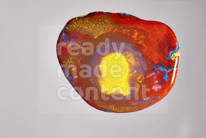 لقطات مقربة لألوان متنوعة تمتزج على خلفية رمادية