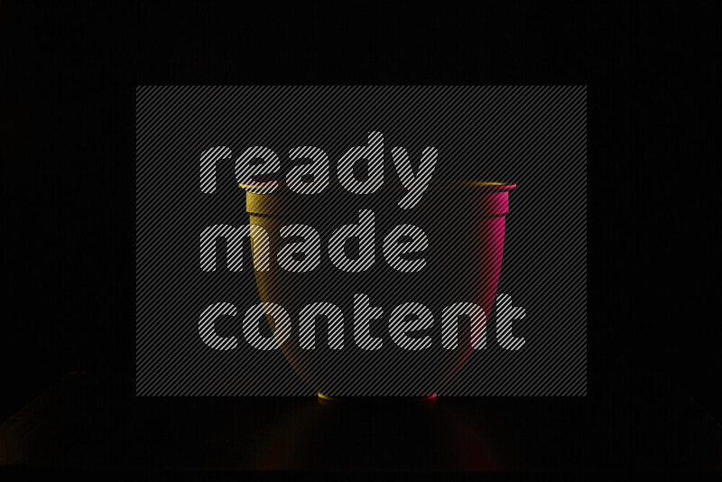 معدات تصوير مع حواف مضيئة ملونة على خلفية سوداء