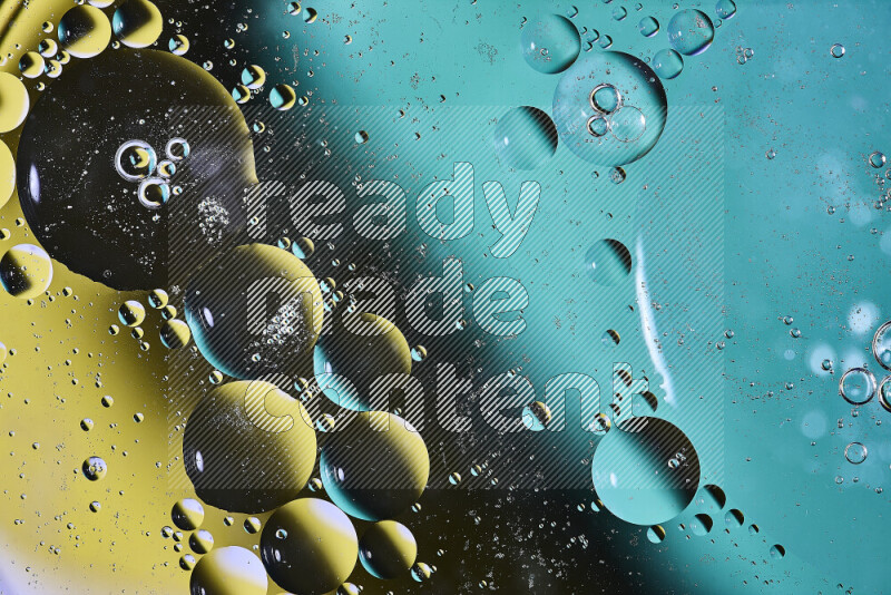 لقطات مقربة لفقاعات من الزيت على سطح الماء باللون الأخضر والأسود والأصفر