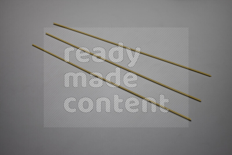 معكرونة إسباجيتي علي خلفية رمادية