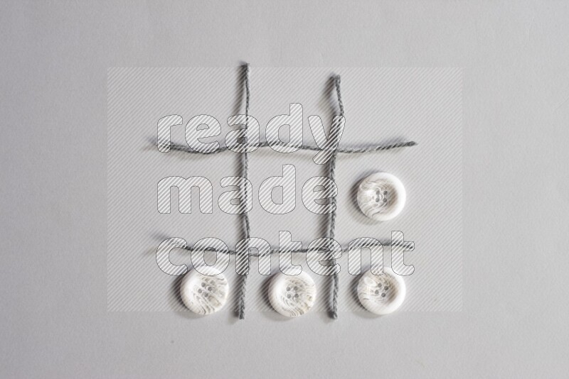 أزرار بيضاء موضوعة علي خلفية رمادية