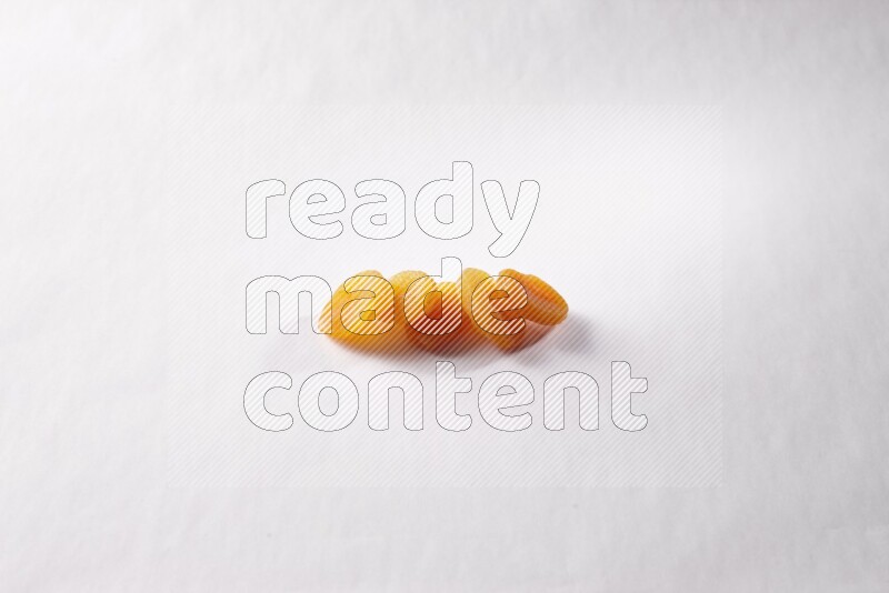 مشمش مجفف على خلفية بيضاء