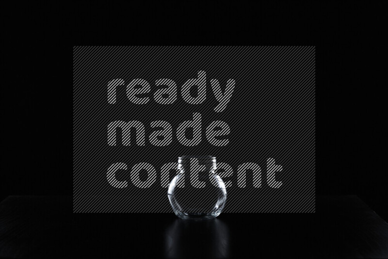 أواني زجاجية مع حواف مضيئة على خلفية سوداء