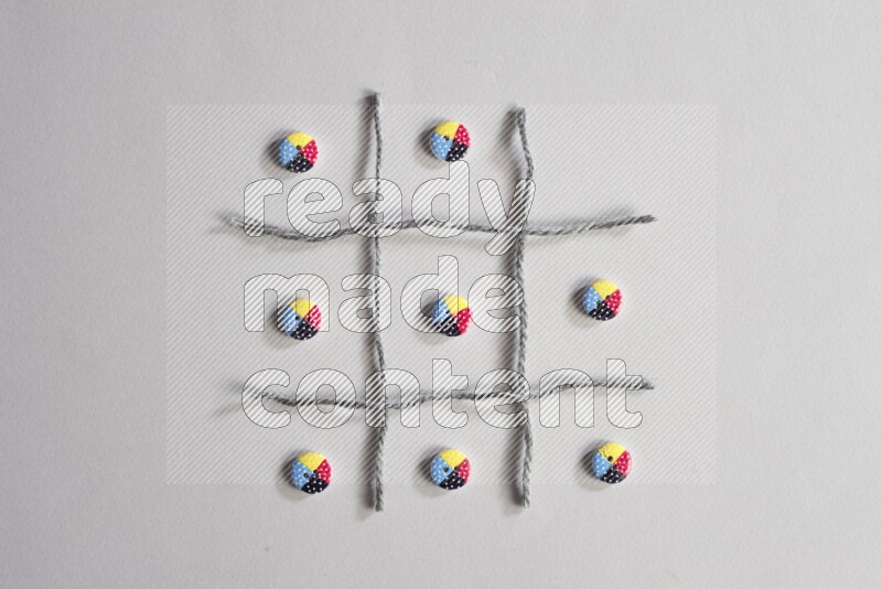 أزرار متعددة اﻷلوان موضوعة علي خلفية رمادية