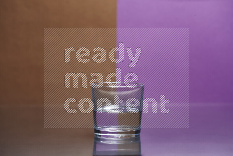 تظهر الصورة أواني زجاجية ممتلئة بالماء موضوعة على خلفية من اللونين البني والأرجواني