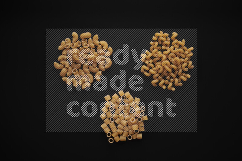 أنواع مختلفة من المعكرونة علي خلفية سوداء