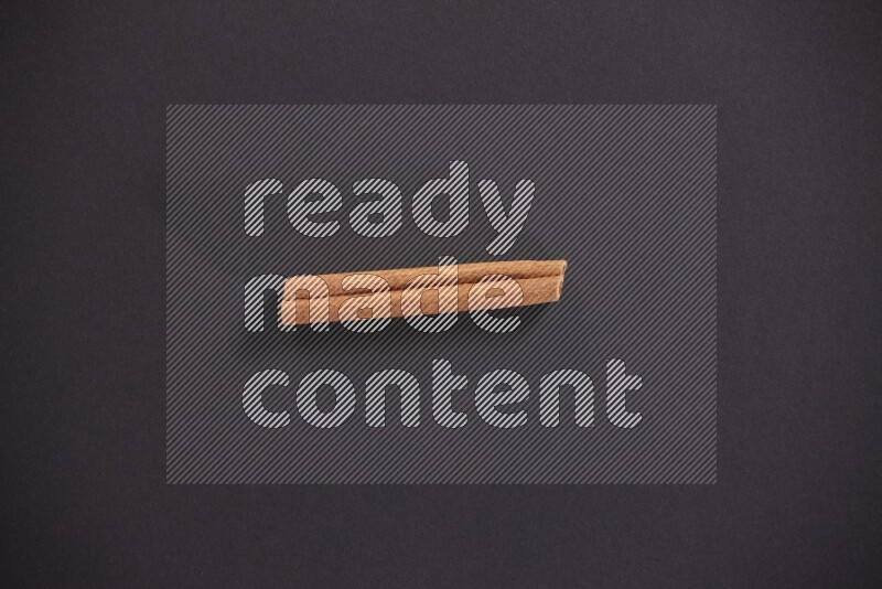 عود قرفة واحد علي خلفية سوداء