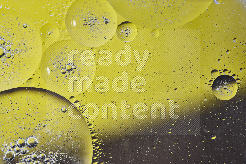 لقطات مقربة لفقاعات من الزيت على سطح الماء باللون الأصفر والبني