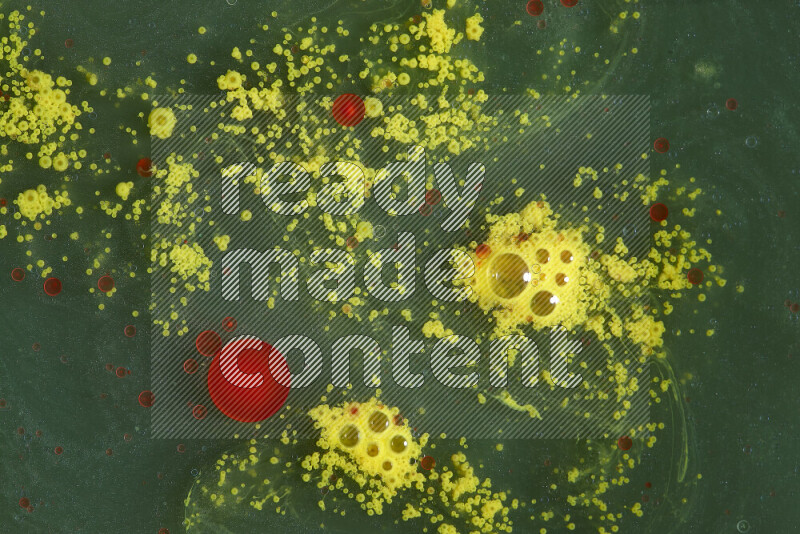 تلتقط الصورة تناثرا للطلاء الأحمر والأخضر والأصفر علي الخلفية