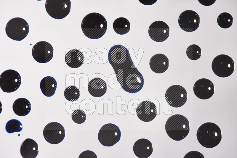 لقطات مقربة لقطرات من اللون الأزرق على الخلفية