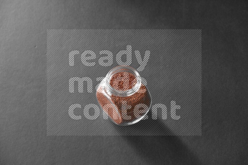 حب الرشاد في وعاء زجاجي علي خلفية سوداء