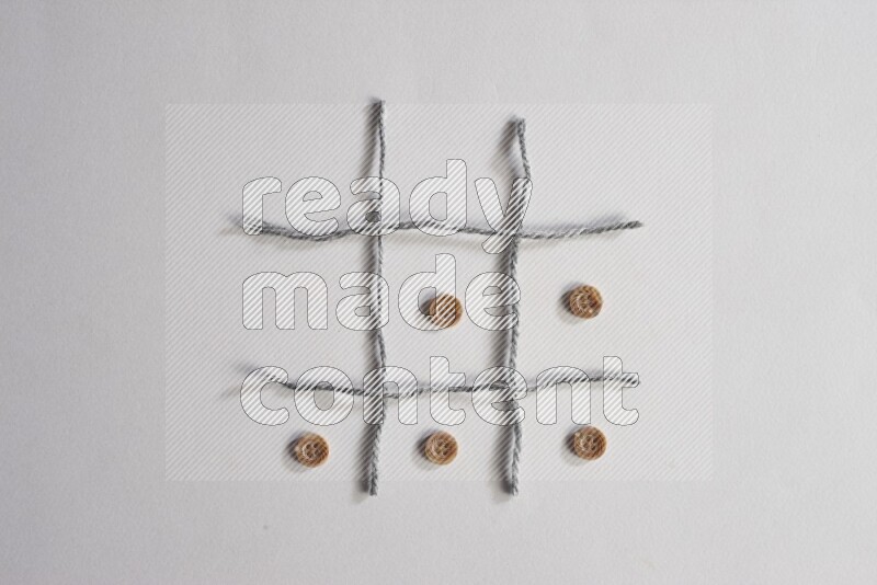 أزرار بنية موضوعة علي خلفية رمادية